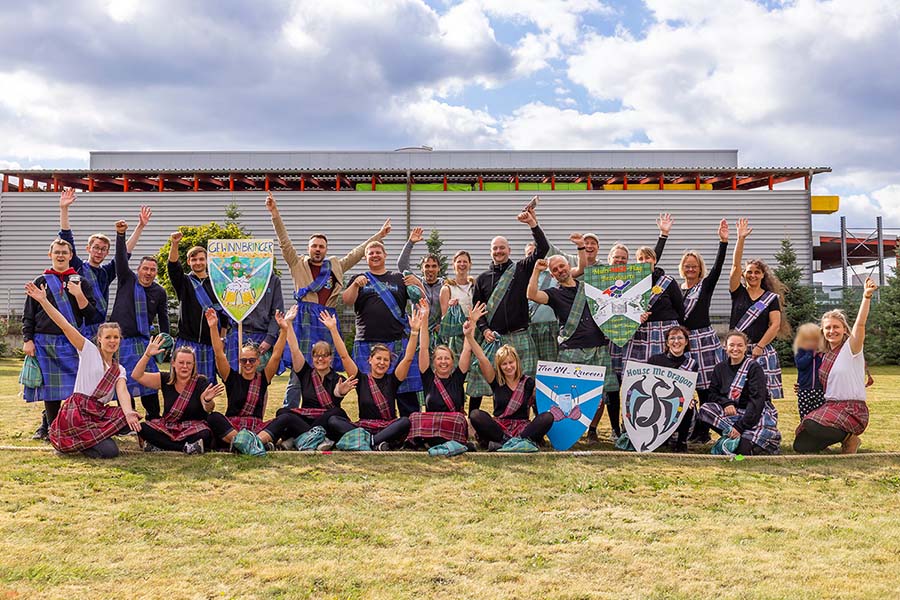 Gruppenbild aller Teams der Highland Games beim Sommerfest